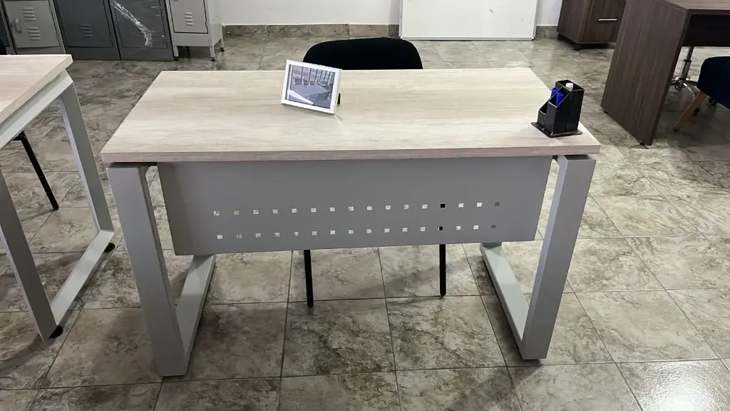 ESCRITORIO CON FALDÓN METÁLICO