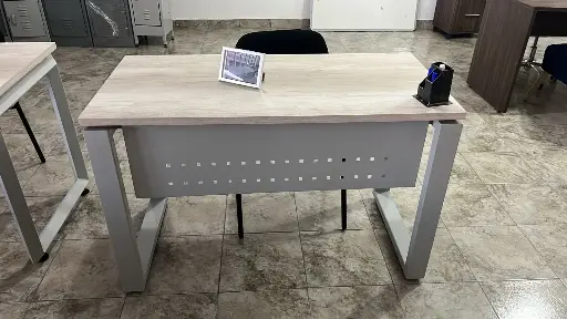 ESCRITORIO CON FALDÓN METÁLICO