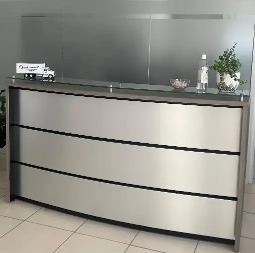 MÓDULO DE RECEPCIÓN EN MELAMINA Y FRENTE DE FORMICA