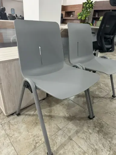 SILLA EN TONO GRIS